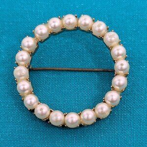 Vintage imitation pearl circle brooch